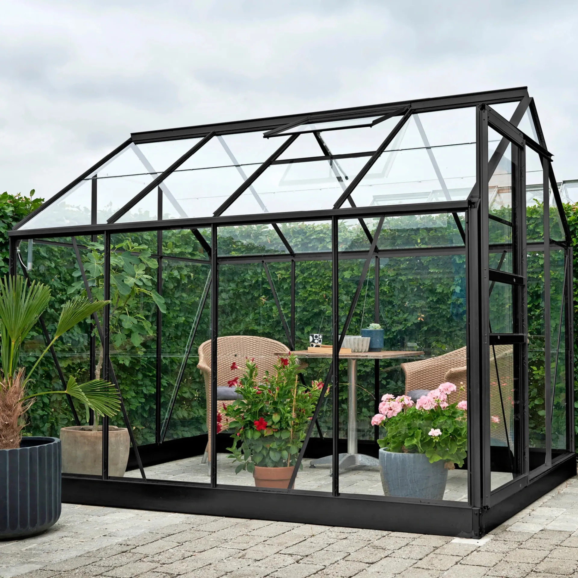 Outrium Drivhuse > HALLS DRIVHUS INKL. SOKKEL 3 MM DELT GLAS SORT 5 M²