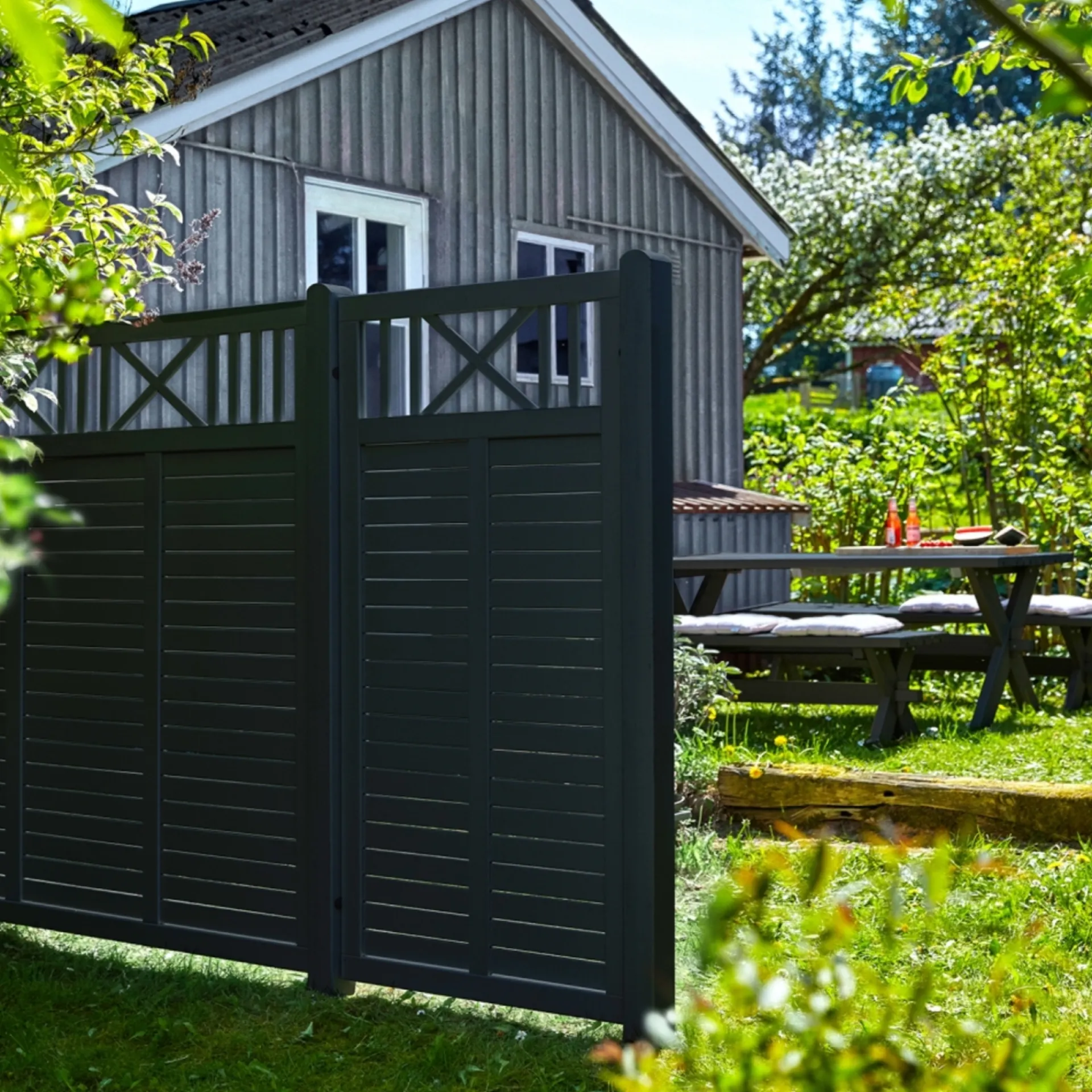 Plus Træhegn > NOSTALGI HEGN FUNGICIDBEHANDLET & GRUNDMALET 2 GANGE SORT 90 X 180 CM